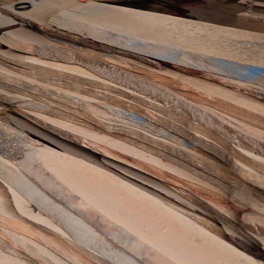 Штабель дубовых досок в мастерской